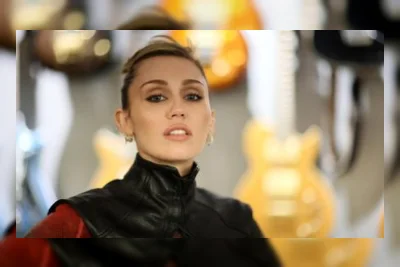 Miley Cyrus Terharu Terima Bintang Hollywood Walk of Fame