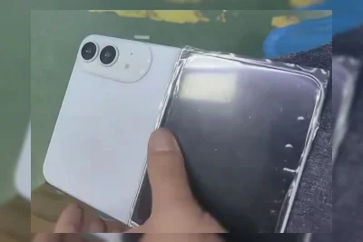 Dummy iPhone Fold Terlihat dalam Warna Putih