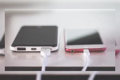 Kebiasaan Cas HP Semalaman Ditinggal Tidur, Amankah untuk Kesehatan Baterai?