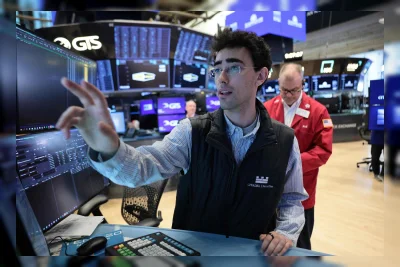 Dow Melonjak 925 Poin Saat Harga Minyak Turun, Saham AI Tertekan