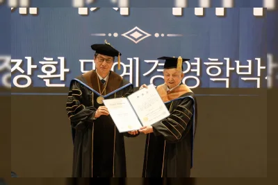 Rev. Billy Kim Terima Gelar Doktor Kehormatan dari Soongsil University