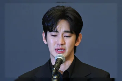 Kim Soo-hyun Kembali Syuting Iklan Setelah Setahun Kontroversi