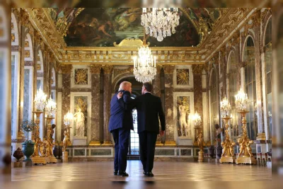 Trump Teken Kesepakatan Iran di Istana Versailles Saat Jamuan Makan Malam