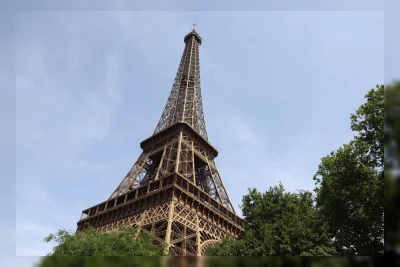 Gelombang Panas Tutup Menara Eiffel dan Museum Louvre Lebih Awal