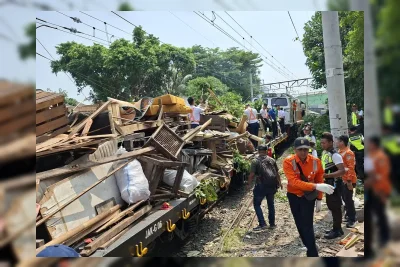 57 Bangunan Liar di Jalur Rel Pasarsenen Ditertibkan KAI