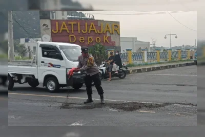 Ceceran Oli di Jalan Raya Bogor, Sejumlah Pemotor Terjatuh