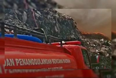 Kebakaran Gunung Sampah di TPA Jatiwaringin Tangerang, 6 Damkar Dikerahkan