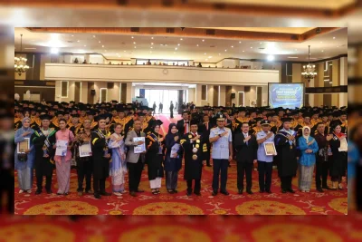 Unsurya Kukuhkan 2 Guru Besar dan 414 Lulusan pada Wisuda ke-37