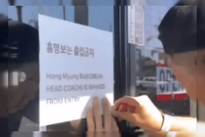 Papan 'No Hong' Sambut Pelatih Kontroversial di Los Angeles