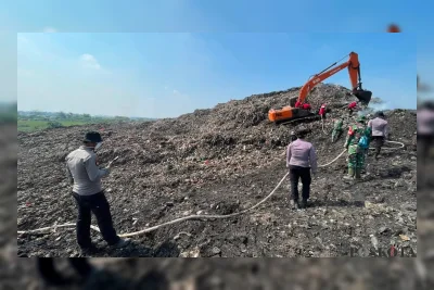 BNPB Terapkan Metode Suntik Air untuk Padamkan Kebakaran TPA Jatiwaringin