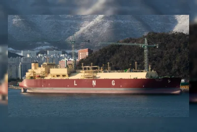 Kapal LNG Qatar Terkena Proyektil Saat Keluar dari Selat Hormuz