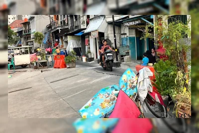 Jalan Amblas 7 Meter di Pulo Gadung, Warga Bertaruh Keselamatan di Sisa Satu Meter