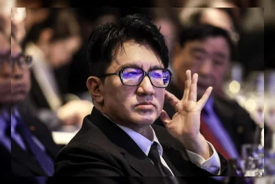 Ketua HYBE Bang Si-hyuk Terlihat di Seongsu dengan Merchandise CORTIS