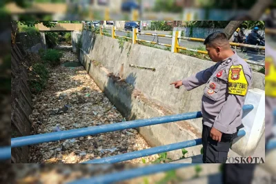 Sampah Menumpuk di Kali Irigasi Depok, Warga Khawatir Banjir