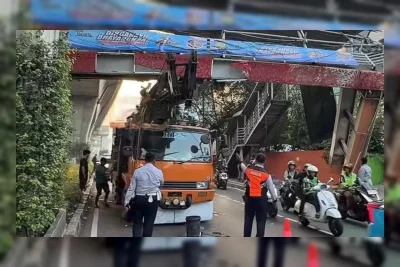Fokus Lihat Peta, Truk Crane Tabrak JPO Kapten Tendean hingga Rusak