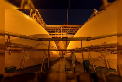 Pasar LNG Diprediksi Surplus pada 2028 Akibat Perang di Timur Tengah