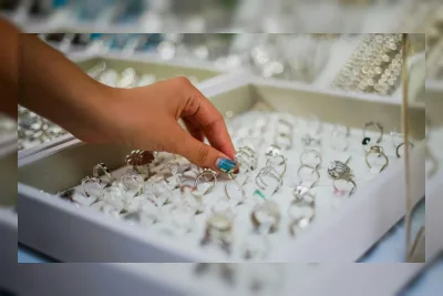 Harga Emas Perhiasan 24K Hari Ini 15 Juli 2026 Turun Jadi Rp2,250 Juta per Gram