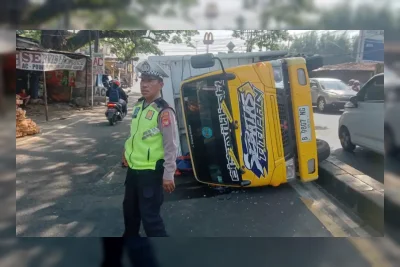 Truk Bermuatan Kayu Terbalik di Bojongsari, Lalu Lintas Parung-Ciputat Macet