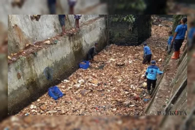Petugas DLHK Angkut Gunungan Sampah di Kali Irigasi Krukut Depok
