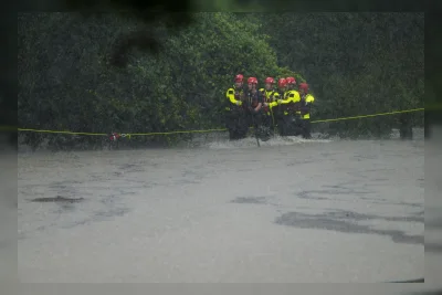 Banjir Bandang Landa Texas, Tim Penyelamat Evakuasi Warga dari Air yang Terus Naik