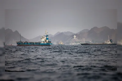 AS Serang Iran Lagi, Lalu Lintas Selat Hormuz Kian Lesu