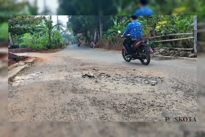 Aspal Mengelupas, Jalan Program Bang Andra di Menes Pandeglang Rusak