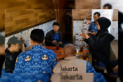 Terekam Buang Sampah Sembarangan di Kebayoran Lama, Pelaku Didenda Rp500 Ribu