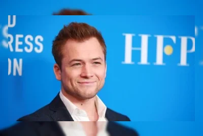 Taron Egerton Kembali Lajang dan Aktif di Aplikasi Kencan Raya