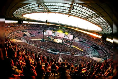 BTS Tarik Perhatian Presiden Prancis di Konser Paris Jelang Tampil di Final Piala Dunia