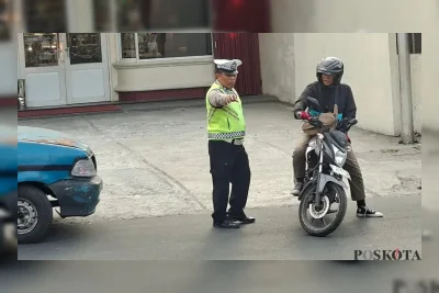 Pemotor di Depok Lawan Arah Hindari Macet, Langsung Dicegat Polisi