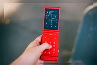 Light Flip: Ponsel Lipat 5G Minimalis dengan Layar OLED 2,8 Inci