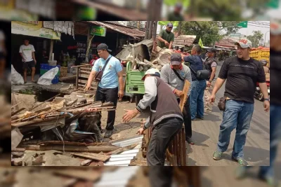 Pasar Cisalak Depok Ditertibkan, Petugas Bongkar Lapak PKL di Trotoar