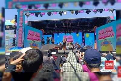 Ayu Ting Ting Goyang Bersama Penonton di Konser Musiknya Trans TV