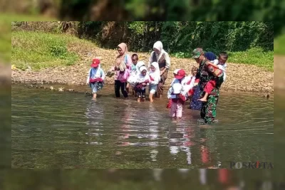 Tak Ada Jembatan, Siswa SDN Padahayu 2 Seberangi Sungai Cipunten demi Sekolah