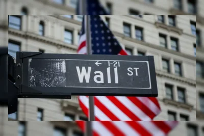 Wall Street Ditopang Penurunan Harga Minyak, Saham Chip Tertekan