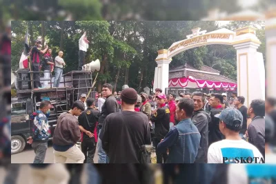 Protes Hibah Gedung BNNK, Massa Kepung Kantor Wali Kota Cimahi