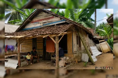 Keluarga Miskin di Pandeglang Bertahan di Rumah Nyaris Roboh, Tak Pernah Terima Bansos