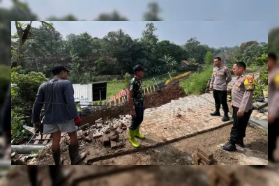Hujan Deras Picu Longsor di Tajurhalang, Pos Kamling dan Tiang Listrik Ambruk