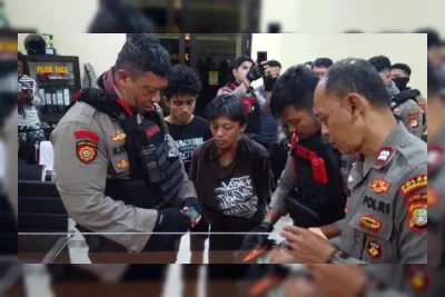 Dua Pemuda Pengedar Tembakau Sintetis Sistem Tempel Ditangkap di Depok