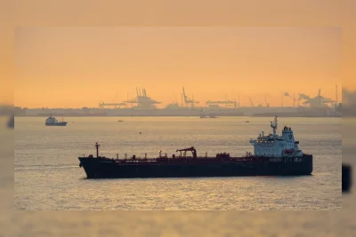 Tiga Kapal Adnoc Diserang Rudal dan Drone di Selat Hormuz