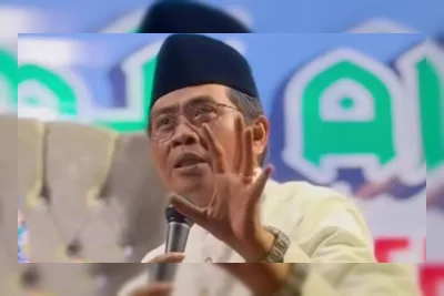 KH Anwar Zahid Alami Kecelakaan Beruntun dengan Truk Trailer di Bojonegoro