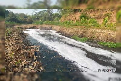 Sungai Cihaur di Padalarang Berubah Merah dan Berbusa, Warga Duga Limbah Industri
