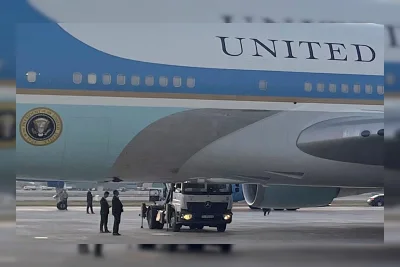 Media Iran Ejek Trump Gara-gara Ganti Pesawat, Meme Masuk Truk Katering