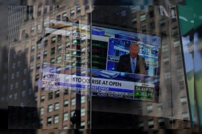 Wall Street Bertahan di Dekat Rekor Setelah Data Ekonomi AS Lemah