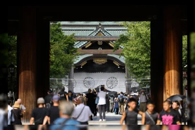 Menteri Pertahanan Jepang Koizumi Berdoa di Kuil Yasukuni yang Kontroversial