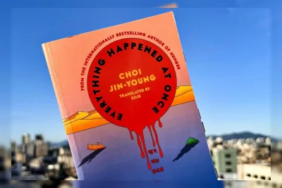 Cinta Lesbian di Tengah Kehancuran: Ulasan Novel 'Everything Happened at Once