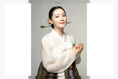 Lee Young-ae Peringati 23 Tahun Kedekatan dengan Mentor Kuliner Istana
