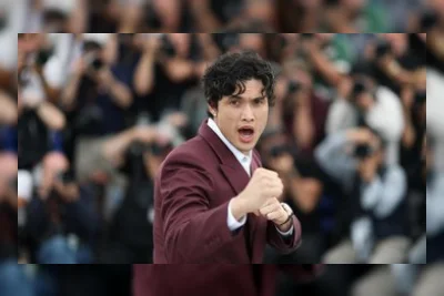 Charles Melton Dikabarkan Negosiasi Perankan Kakashi di Film Live-Action Naruto
