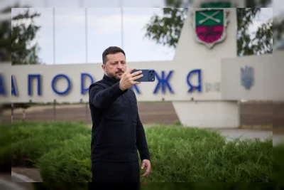 Zelenskyy Kunjungi Pasukan di Garis Depan Ukraina, Beri Medali