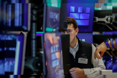Wall Street Berayun setelah Fed Naikkan Suku Bunga untuk Lawan Inflasi